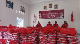 PDIP Lombok Tengah mulai mendistribusikan paket bantuan beras premium dari Ketua DPR RI Puan Maharani kepada masyarakat, Kamis (30/12/2021). Foto: Dok. PDIP Loteng