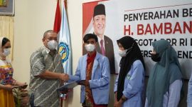 Anggota DPR RI dari Dapil NTB 2/Pulau Lombok ini, H. Bambang Kristiono, SE (HBK) memberi bantuan beasiswa untuk 43 mahasiswa Universitas Pendidikan Mandalika (Undikma) Mataram, Jumat (24/12). Foto: Istimewa