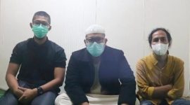 Ustadz Mizan Qudsiyah didampingi kuasa hukumnya . (Foto : Istimewa)