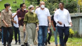 Haji Bambang Kristiono (HBK) didampingi oleh putri tercinta Rannya Agustyra Kristiono, Wakil Bupati Lombok Utara, Danny Carter Febrianto Ridawan, anggota DPRD Provinsi NTB Fraksi Gerindra dapil Lobar-KLU, Sudirsah Sujanto dan sejumlah anggota HBK Peduli mengunjungi kampung anggur di Dusun Rebakong, Desa Kayangan, Kecamatan Kayangan, Kabupaten Lombok Utara. Foto: Istimewa 