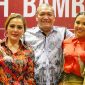 Presiden LFC, H. Bambang Kristono, SE (HBK) beserta istri tercinta dan Jubir LFC Rannnya . Foto: Istimewa