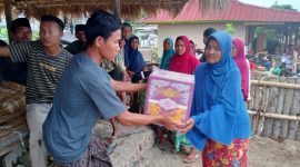 Villa Tampah Hills membagikan bantuan berupa sembako kepada ratusan warga . Foto : Dok. Pribadi 
 