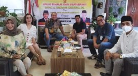 Anggota DPR RI Dapil NTB 2/P. Lombok, H. Bambang Kristiono, SE (HBK) melakukan halalbihalal tim HBK Peduli, berbagi bantuan THR dan perkuat traning center Lombok FC , Kamis ( 5/5/2022 ) di kdiaman ketua DPC Partai Gerindra Lombok Timur, yang juga anggota DPRD Provinsi NTB, Haji Haerul Warisin  .  Foto : Istimewa