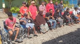 Anggota DPR RI Rahmat Hidayat memberikan sumbangan kursi roda untuk penyandang disabilitas .