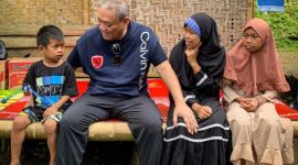 Anggota DPR RI dari Fraksi Partai Gerindra, H. Bambang Kristiono, SE (HBK) Fatmawati, yatim piatu yang tinggal dengan dua adiknya, Nuraini dan Aizil di Dusun Pelalang, Desa Persiapan Penanggak, Kecamatan Batulayar, Lombok Barat, pada Senin 27 Februari 2023. ( Foto : HBK Peduli ) 