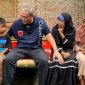 Anggota DPR RI dari Fraksi Partai Gerindra, H. Bambang Kristiono, SE (HBK) Fatmawati, yatim piatu yang tinggal dengan dua adiknya, Nuraini dan Aizil di Dusun Pelalang, Desa Persiapan Penanggak, Kecamatan Batulayar, Lombok Barat, pada Senin 27 Februari 2023. ( Foto : HBK Peduli ) 