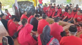 Teladani Perjuangan Founding Fathers Bangsa Indonesia, Rachmat Hidayat Pimpin Doa di Makam Bung Karno. (Foto: Dok. Pribadi) 