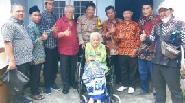 Para Janda Tua dan Manula Lumpuh di tiga dusun Desa Bagik Papan Lombok Timur disumbang Kursi Roda oleh Rachmat Hidayat. (Foto: Istimewa) 