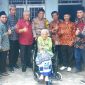 Para Janda Tua dan Manula Lumpuh di tiga dusun Desa Bagik Papan Lombok Timur disumbang Kursi Roda oleh Rachmat Hidayat. (Foto: Istimewa) 