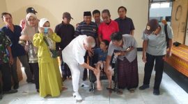 Rachmat Hidayat Kembali Sumbangkan Kursi Roda untuk Warga Mataram dan Lombok Tengah . (Foto: Istimewa) 