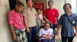 Tim Kemanusiaan Rachmat Hidayat saat memberikan kursi roda kepada penderita lumpuh di Selong, Lombok Timur pekan lalu. (Foto: Istimewa) 