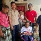 Tim Kemanusiaan Rachmat Hidayat saat memberikan kursi roda kepada penderita lumpuh di Selong, Lombok Timur pekan lalu. (Foto: Istimewa) 