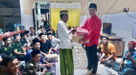 Wakil Ketua II DPC Lombok Timur, Ahmad Amrullah mewakili Ketua DPC PDIP Lombok Timur, Ahmad Sukro, menyerahkan bantuan Werless dan Mic di Musala Nurul Ihklas dusun Muhajirin desa Tanjung Luar, pada Sabtu Malam, 8 April 2023. (Foto : Istimewa) 