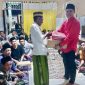 Wakil Ketua II DPC Lombok Timur, Ahmad Amrullah mewakili Ketua DPC PDIP Lombok Timur, Ahmad Sukro, menyerahkan bantuan Werless dan Mic di Musala Nurul Ihklas dusun Muhajirin desa Tanjung Luar, pada Sabtu Malam, 8 April 2023. (Foto : Istimewa) 