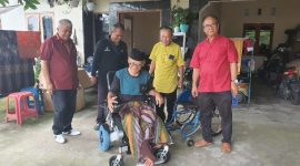 Rachmat Hidayat Kembali Beri Kursi Roda Elektrik untuk Pensiunan PNS Difabel di Lombok Timur. (Foto: Istimewa) 