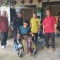 Rachmat Hidayat Kembali Beri Kursi Roda Elektrik untuk Pensiunan PNS Difabel di Lombok Timur. (Foto: Istimewa) 