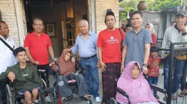 Rachmat Hidayat Elektrik Tebar Kursi Roda Adaptif di Lombok Tengah . ( Istimewa/Harian Lombok) 