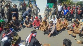 Aksi unjuk rasa gabungan LSM Lombok Barat menuntut Dirut PTAM Giri Menang dicipot. 