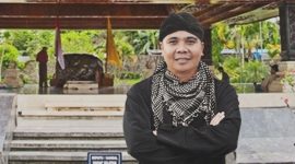 Direktur LSM Garuda Indonesia, M. Zaini saat melakukan ziarah makam presiden pertama Republik Indonesia, Soekarno ( Bung Karno ), di Kota Blitar, Jawa Timur. ( Foto : Istimewa ).