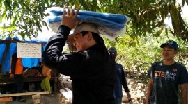 Dr. Teguh Satya Bhakti, SH., MH,. (TSB), saat menyalurkan bantuan gempa bumi Lombok. (Foto: Iatimewa).