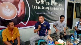 Kalapas IIB Selong Ahmad Sihabudin didampingi humas lapas Saefandi. ( Foto: Royan).