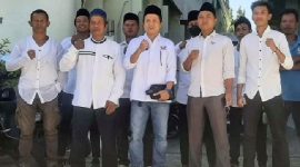 H. Abd. Aziz Zuhdi (tengah) pose foto bersama pengurus pemuda NWDI Kecamatan Masbagik. ( Harian Lombok/Istimewa).