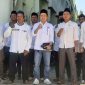 H. Abd. Aziz Zuhdi (tengah) pose foto bersama pengurus pemuda NWDI Kecamatan Masbagik. ( Harian Lombok/Istimewa).