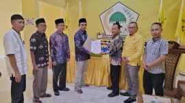 Syamsul Luhtfi didampingi oleh sejumlah pendukungnya mendaftarkan diri sebagai bakal calon bupati Lombok Timur di Kantor Golkar. 
