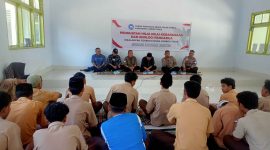 Wartawan bersama pengurus sekolah dan Kanit lantas Polsek Terara. (Foto : Harian Lombok)