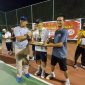Pj. Bupati Lotim Juani Taofik Tunjukkan piala kemenangan kejuaraan Tennis HUT Bhayangkara Polres Lotim