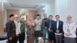 Petugas KPU Lotim Coklit di kediaman Mantan Wagub NTB, Hj Sitti Rohmi Djalillah. (Foto : Harianlombok.com).