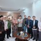 Petugas KPU Lotim Coklit di kediaman Mantan Wagub NTB, Hj Sitti Rohmi Djalillah. (Foto : Harianlombok.com).