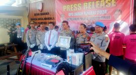 Kapolres Lotim AKBP, Hariyanto bersama  anggota kegiatan Press Release Operasi Jaran Rinjani 2024. (Foto: Harianlombok.com/Royan).