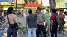 Aliansi Pemuda Aktivis Lombok Timur (ALPA) menggelar aksi unjuk rasa di depan kantor Dinas Pendidikan dan Kebudayaan (Dibud), Kamis 27 Juni 2024. (Foto : Harianlombok.com).