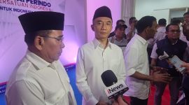 Bakal calon Bupati dan Wakil Bupati Lombok Timur, H. M. Syamsul Luthfi-H. Abdul Wahid diwawancara awak media usai menerima surat rekomendasi Partai Perindo, Rabu 17 Juli 2024 di Jakarta. (Foto: www.harianlombok.com).