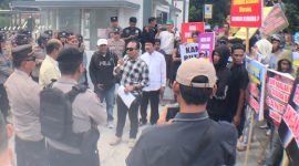 Direktur LSM Garuda Indonesia, M. Zaini saat orasi meminta kepedulian Pemkab Lombok Timur atas krisis air bersih yang melanda masyarakat Lombok Timur bagian Selatan. (Foto: Harian Lombok).