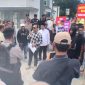 Direktur LSM Garuda Indonesia, M. Zaini saat orasi meminta kepedulian Pemkab Lombok Timur atas krisis air bersih yang melanda masyarakat Lombok Timur bagian Selatan. (Foto: Harian Lombok).