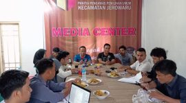 Panwascam Jerowaru Temukan Puluhan Pemilih Belum Tercoklit. (Foto: Harian Lombok).