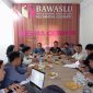 Panwascam Jerowaru Temukan Puluhan Pemilih Belum Tercoklit. (Foto: Harian Lombok).