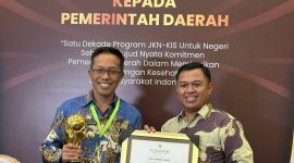 Berkat Dukungan Semua Pihak, Pj Bupati Lombok Timur Terima UHC Award. (Foto: www.harianlombok.com/Istimewa).
