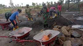 Aktivitas TNI Kodim 1615/Lotim membangun talud dan irigasi. (Foto: Harian Lombok/Istimewa).