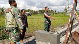 Komandan Kodim 1615/Lombok Timur (Lotim) Letkol Inf Bayu Sigit Dwi Untoro turun mengecek pembangunan tugu Prasasti. (Foto: Harian Lombok).