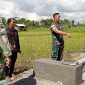 Komandan Kodim 1615/Lombok Timur (Lotim) Letkol Inf Bayu Sigit Dwi Untoro turun mengecek pembangunan tugu Prasasti. (Foto: Harian Lombok).