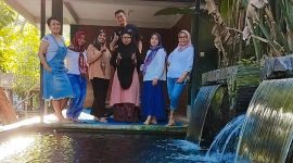 Menengok Keseruan Hari Ulang Tahun Lailan Khairi Ke-44 Owner Lesehan Elen Sandubaya. (Foto: Harian Lombok/Royan).