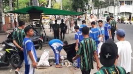 Tim Rohmi-Firin Sisir Semua Sampah, Termasuk Sisa Sampah Tim Zul-Uhel. (Foto: Harian Lombok).