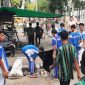 Tim Rohmi-Firin Sisir Semua Sampah, Termasuk Sisa Sampah Tim Zul-Uhel. (Foto: Harian Lombok).