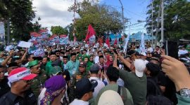 Lebih dari 10 Ribu Massa Mengiringi Pendaftaran Rohmi-Firin ke KPU NTB. (Foto: Harian Lombok).