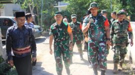 Tim Pengawas dan Evaluasi (WASEV) TMMD ke 121 Letkol inf. Sutikno bersama Dandim 1615 Lombok Timur Letkol.Inf. Bayu Sigit Dwi Untoro. (Foto: Harian Lombok ).