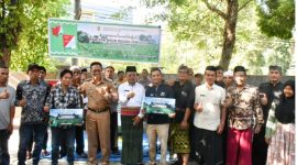 Pj Bupati Lombok Timur Serahkan Alsintan Tembakau Rajang ke Petani. (Foto: Harian Lombok/Royan).
