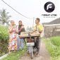 Bang Can, Penjual Ayam Warna Warni yang Berjuang demi Keluarga dan Luthfi-Wahid. (Foto: Harian Lombok/Format Lotim)